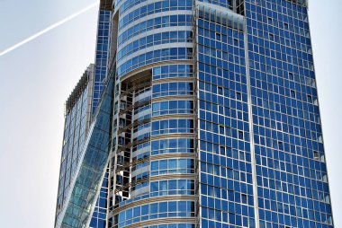 Modern bina. Camdan yapılmış modern ofis binası.