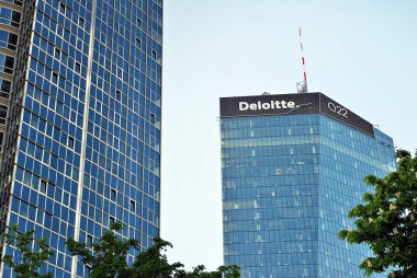 Modern bina. Camdan yapılmış modern ofis binası.