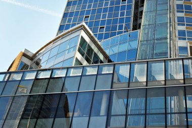 Modern bina. Camdan yapılmış modern ofis binası.