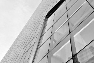 Modern cam cephe. Siyah ve beyaz.