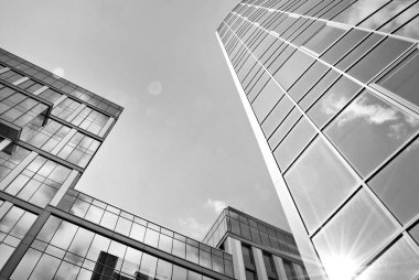 Modern cam cephe. Siyah ve beyaz.