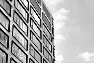 Modern cam cephe. Siyah ve beyaz.