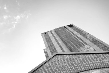 Modern cam cephe. Siyah ve beyaz.