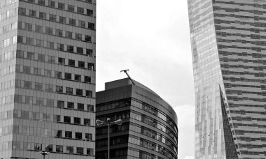 Modern cam cephe. Siyah ve beyaz.