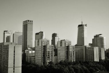  Modern şehir merkezinin görünümü. Siyah ve beyaz.