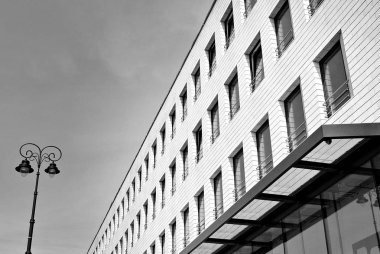 Modern cam cephe. Siyah ve beyaz.