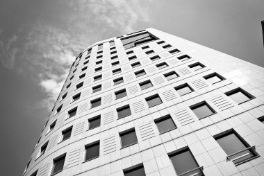 Modern cam cephe. Siyah ve beyaz.