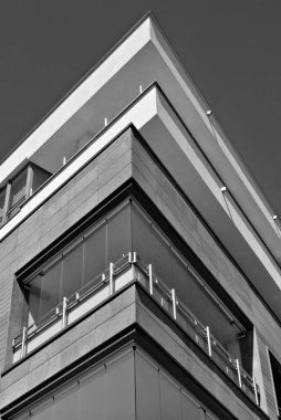 Modern apartman dış görünüşü. siyah ve beyaz.