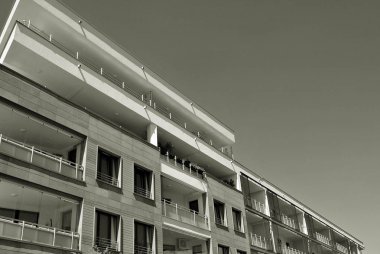 Modern apartman dış görünüşü. siyah ve beyaz.