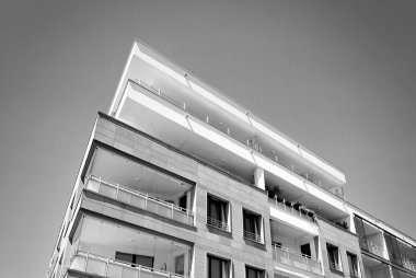 Modern apartman dış görünüşü. siyah ve beyaz.