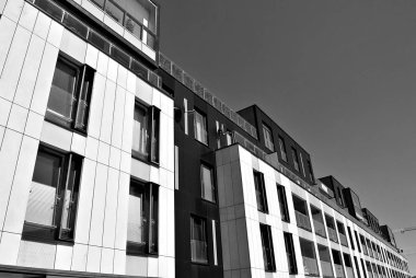 Modern apartman dış görünüşü. siyah ve beyaz.