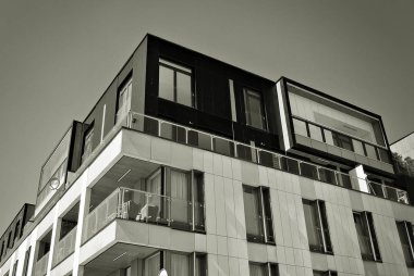 Modern apartman dış görünüşü. siyah ve beyaz.