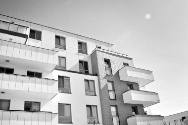 Modern apartman dış görünüşü. siyah ve beyaz.