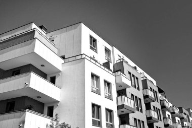 Modern apartman dış görünüşü. siyah ve beyaz.