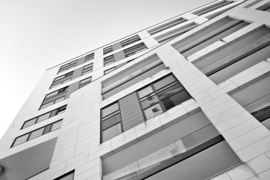 Modern apartman dış görünüşü. siyah ve beyaz.