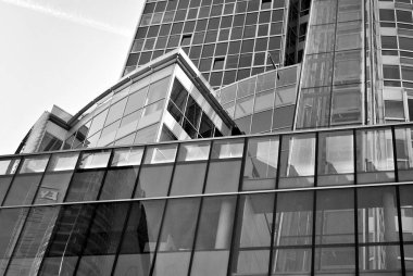 Modern cam cephe. Siyah ve beyaz.