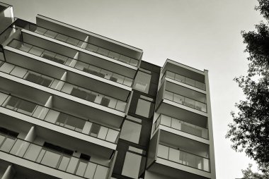 Modern apartman dış görünüşü. siyah ve beyaz.