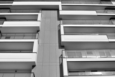 Modern apartman dış görünüşü. siyah ve beyaz.