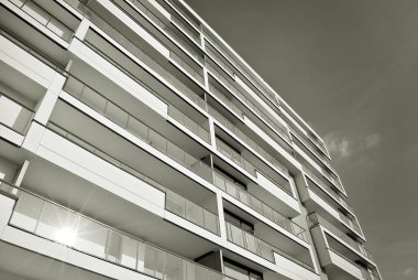 Modern apartman dış görünüşü. siyah ve beyaz.