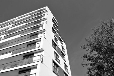 Modern apartman dış görünüşü. siyah ve beyaz.