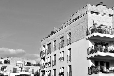 Modern apartman dış görünüşü. siyah ve beyaz.