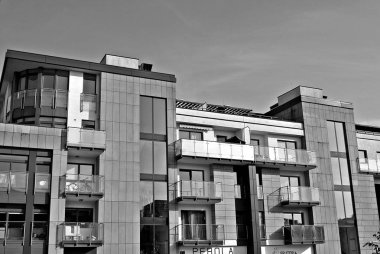 Modern apartman dış görünüşü. siyah ve beyaz.