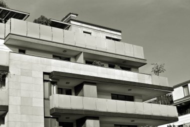 Modern apartman dış görünüşü. siyah ve beyaz.