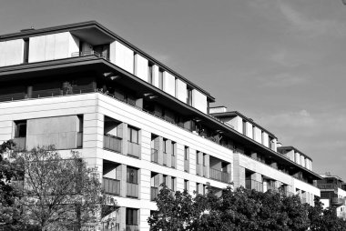 Modern apartman dış görünüşü. siyah ve beyaz.