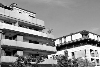 Modern apartman dış görünüşü. siyah ve beyaz.