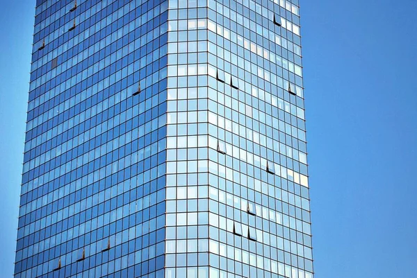 Modern building.Modern office building with facade of glass — Stock Photo, Image