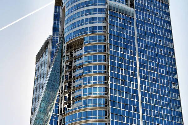 Modernes Gebäude. Modernes Bürogebäude mit Glasfassade — Stockfoto