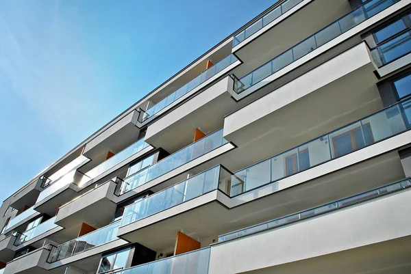 Modern apartman dış mimarisi — Stok fotoğraf