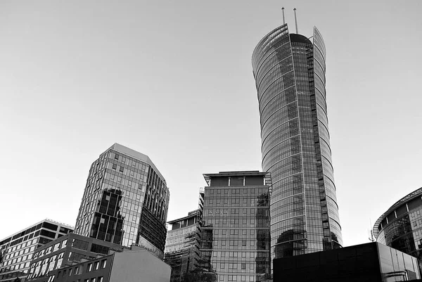 Modern şehir merkezinin görünümü. Siyah ve beyaz. — Stok fotoğraf