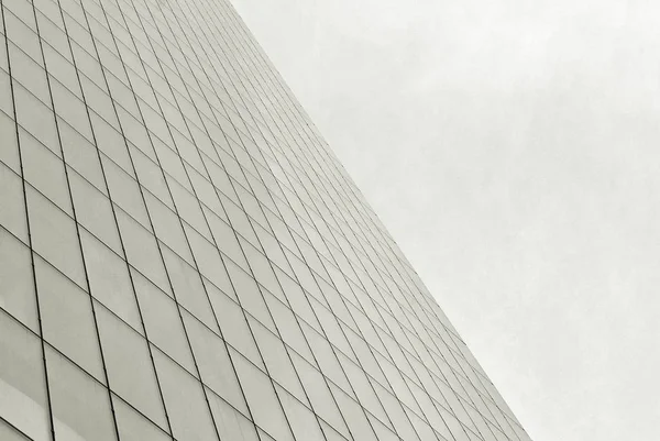 Moderna fachada de cristal. Blanco y negro . — Foto de Stock