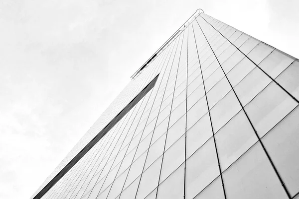 Moderna fachada de cristal. Blanco y negro . — Foto de Stock