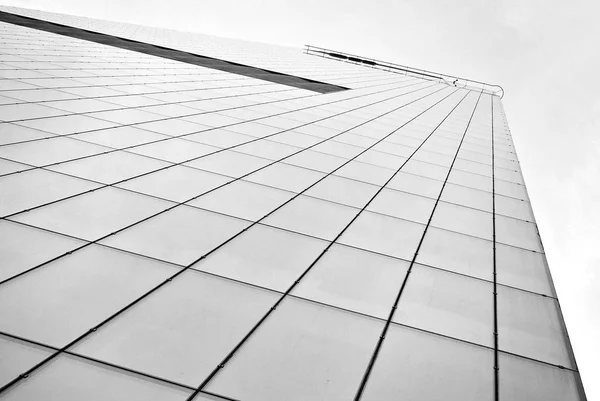Moderna fachada de cristal. Blanco y negro . —  Fotos de Stock