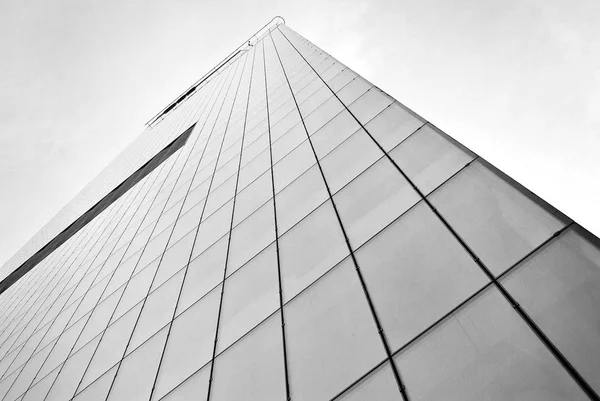 Moderne Glasfassade. schwarz-weiß. — Stockfoto