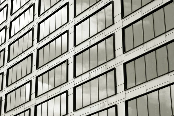 Современный стеклянный фасад. Черное и белое . — стоковое фото