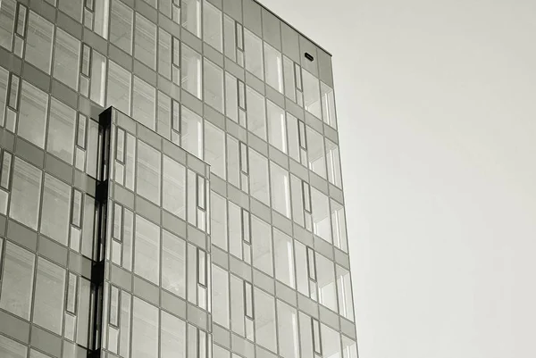 Nowoczesną szklaną fasadą. Czarno-białe. — Zdjęcie stockowe