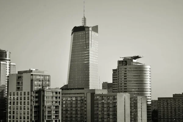 Vista sul moderno centro della città. Bianco e nero . — Foto Stock