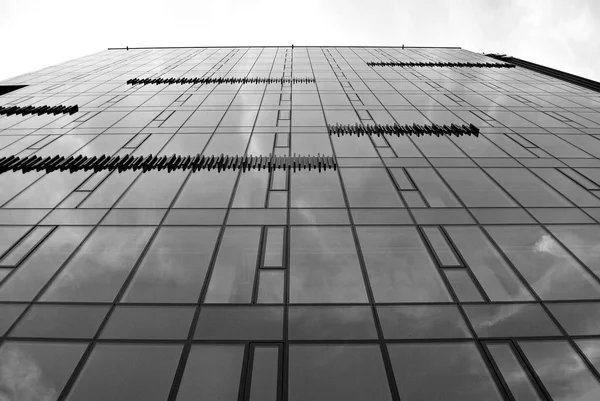 Façade en verre moderne. Noir et blanc . — Photo