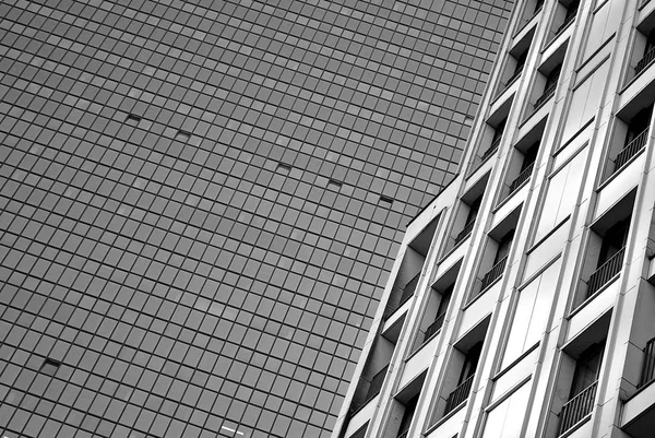 Moderna fachada de cristal. Blanco y negro . — Foto de Stock