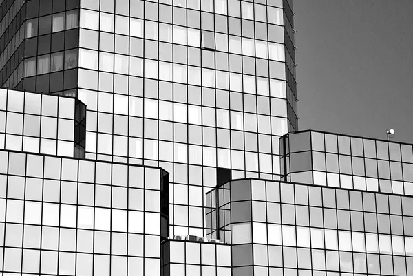 Moderna fachada de cristal. Blanco y negro . —  Fotos de Stock