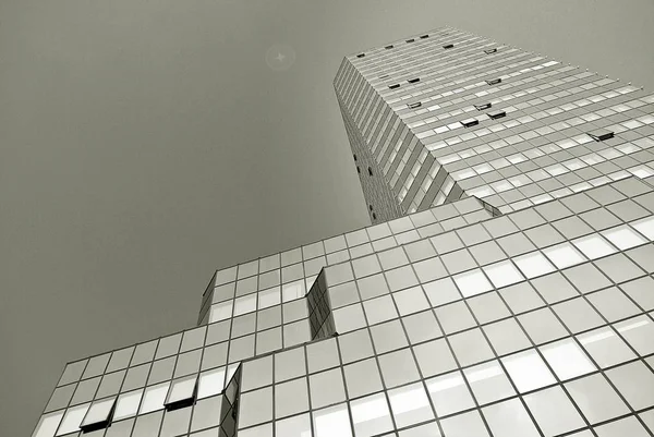 Fachada de vidro moderna. Preto e branco . — Fotografia de Stock