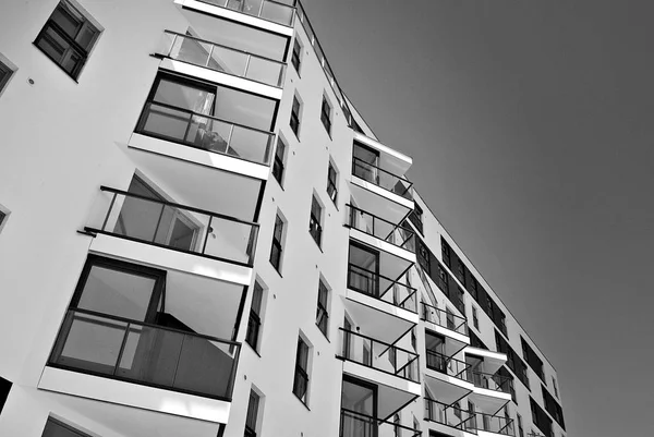 Modern apartman dış görünüşü. siyah ve beyaz.
