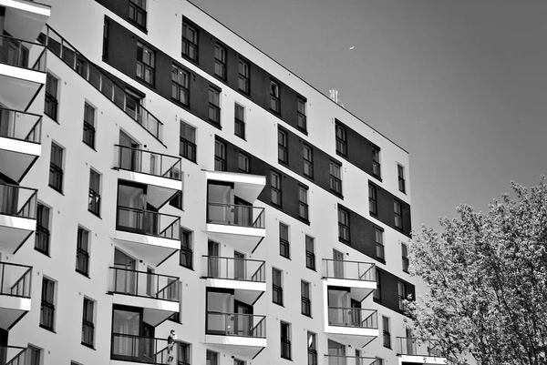 Modern apartment building exterior. Black and white. — Stock Photo, Image