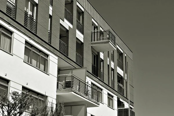 Μοντέρνα πολυκατοικία εξωτερικά. μαύρο και άσπρο. — Φωτογραφία Αρχείου
