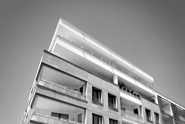 Modern apartman dış görünüşü. siyah ve beyaz. — Stok fotoğraf