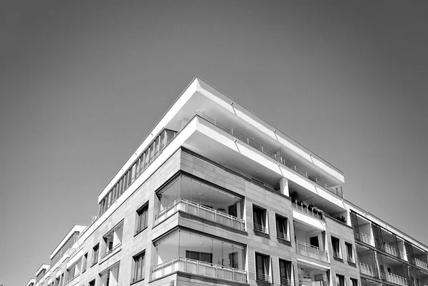 Modern apartment building exterior. Black and white. — Stock Photo, Image
