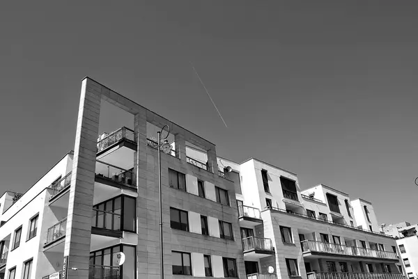 Modern apartman dış görünüşü. siyah ve beyaz. — Stok fotoğraf